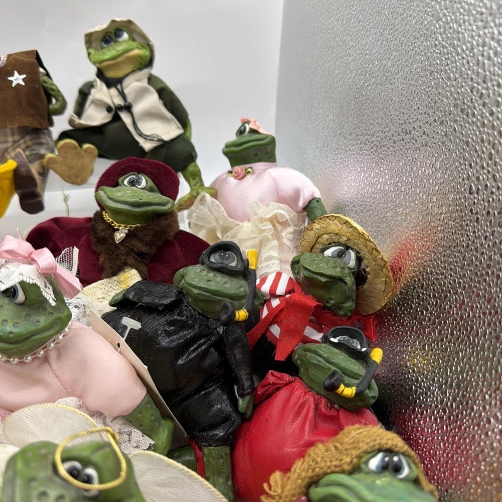 Vintage Russ Berrie Critter Lot Of 28 Resin Frog Plush Shelf Sitters - Picture 12 of 16